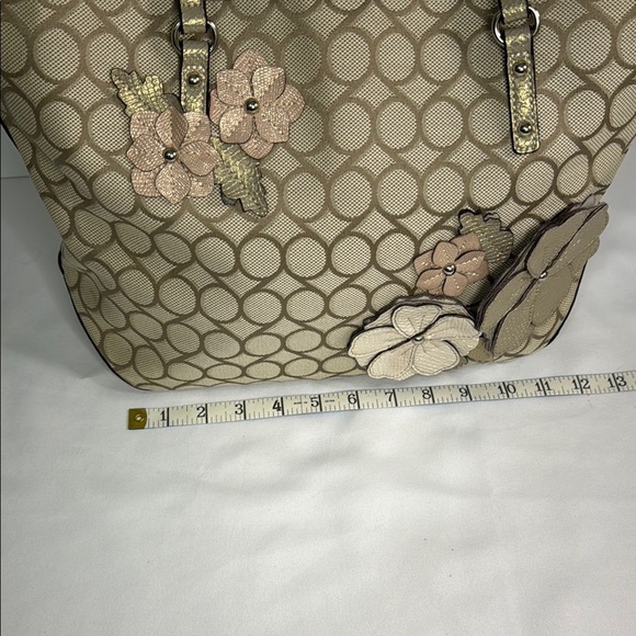 Nine West Cream and Pink Totes Elegant and Spacious - Picture 4 of 10